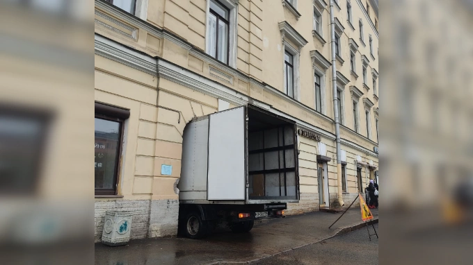 В центре Петербурга грузовик застрял в арке жилого дома