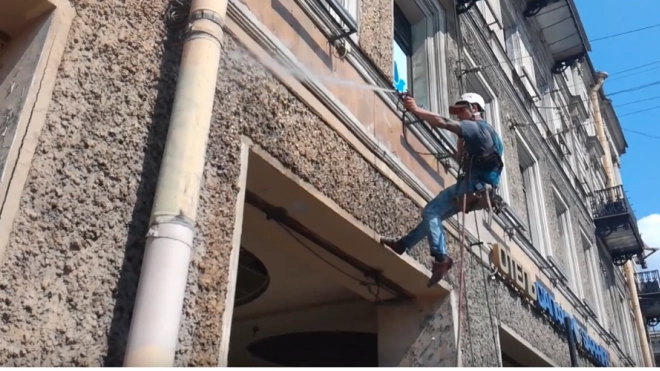 В Петербурге завершается весенняя помывка фасадов нежилых зданий