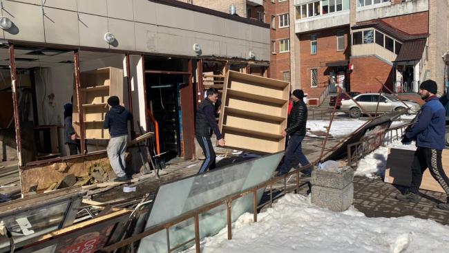 Сотрудники ККИ демонтировали продуктовый павильон и кафе в Выборгском районе Петербурга