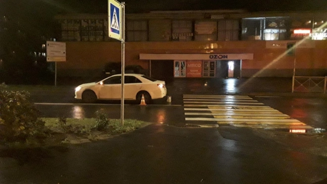 В Петергофе автоледи без прав сбила вне зоны пешеходного перехода 19-летнюю девушку