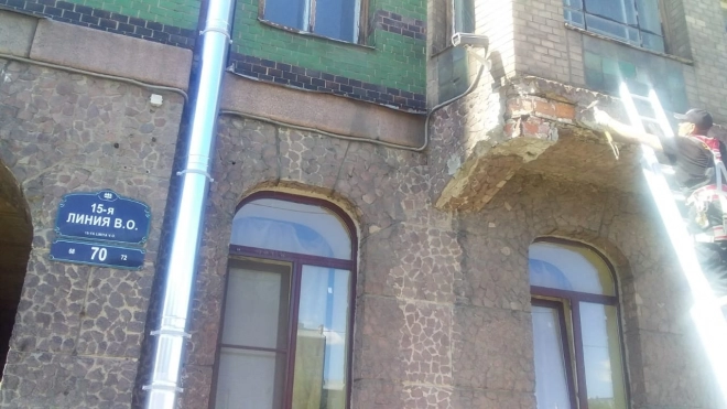 Специалисты не успели обследовать фасад дома на Васильевском острове до обрушения