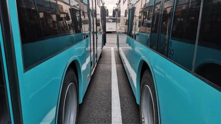 В Петербург прибыли новые лазурные автобусы
