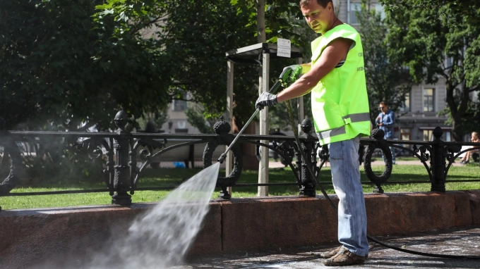 Дорожные предприятия в Петербурге за неделю израсходовали 1 млн кубометров воды на очистку улиц