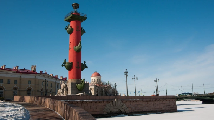 Ростральные колонны зажгли в честь 78-летия полного освобождения Ленинграда от блокады