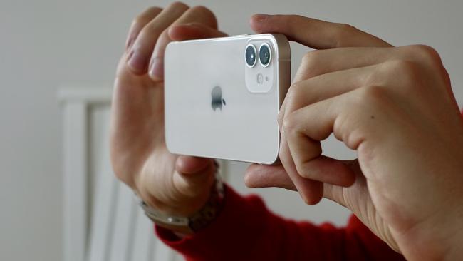 Apple добавила возможность в Face ID распознавать владельца iPhone в маске