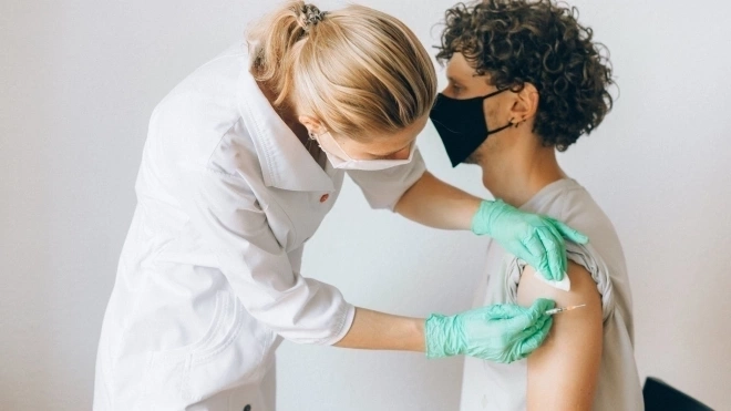 За сутки от коронавируса вакцинировались более 20 тысяч петербуржцев