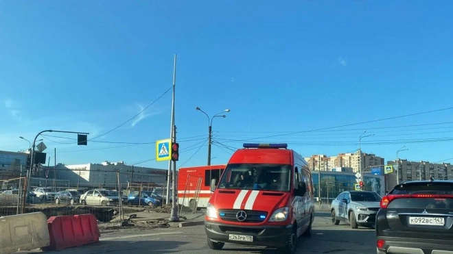 На Дегтярной горящий "Мерседес" потушили до прибытия пожарных
