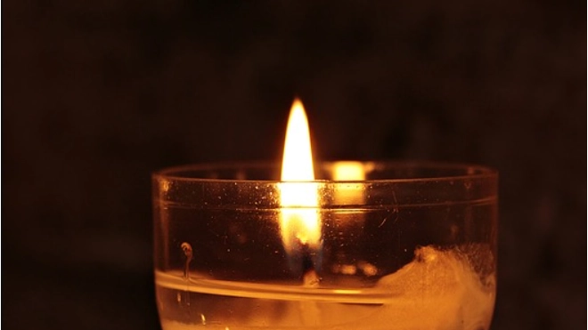 В жилом доме на улице Веры Слуцкой загорелась квартира из-за упавшей свечи