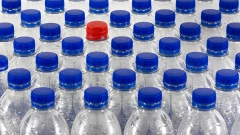 В России хотят запретить продавать крепкий алкоголь в пластике 