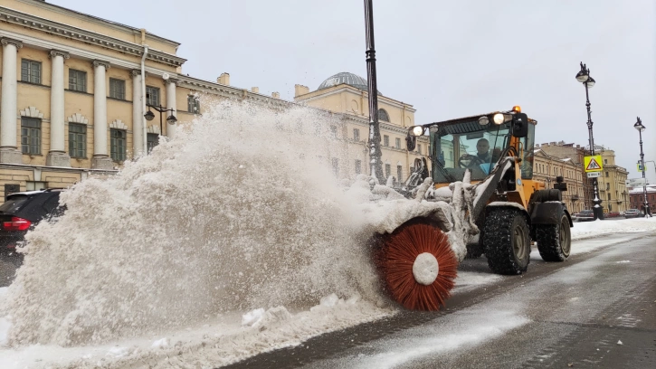 С улиц Петербурга за сутки вывезли более 48 тысяч кубометров снега 