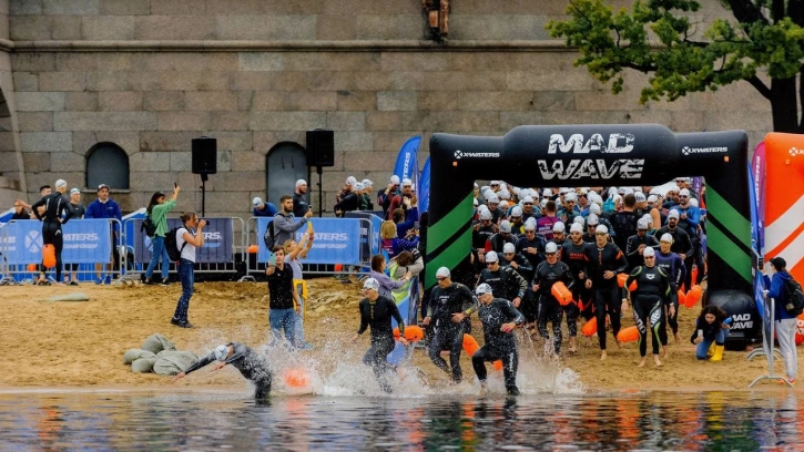 В Петербурге более 700 спортсменов проплыли вокруг Петропавловской крепости