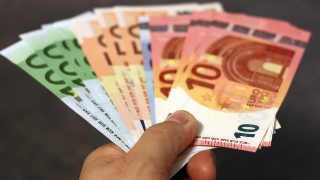 Курс евро перешагнул отметку в 90 рублей