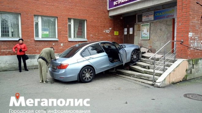 Иномарка протаранила крыльцо магазина бытовой техники в Сестрорецке