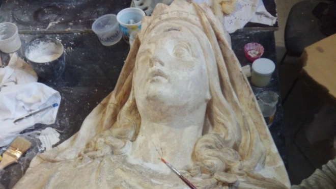В Павловском соборе Гатчины проходит реставрация скульптур 