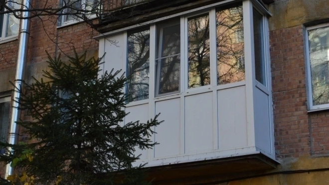 Школьница получила ушиб легких, выпав с балкона на Карпинского