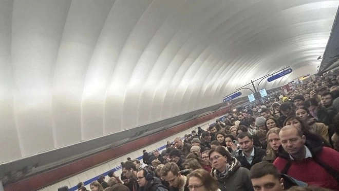 Остановившийся эскалатор закрыл станцию метро "Пионерская" на вход