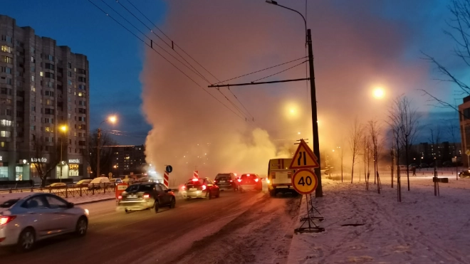 На Васильевском острове прорвало трубу с кипятком