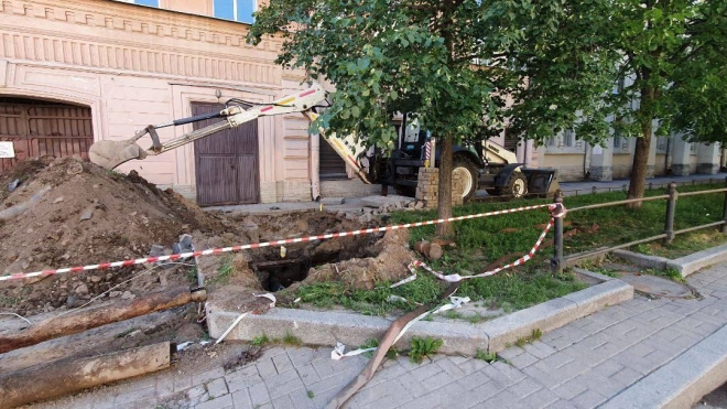На 3-й линии В. О. провалилась поливочная машина
