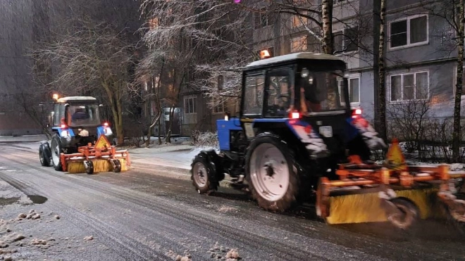 На уборку дорог от снега 15 ноября в Ленобласти вышли 300 спецмашин