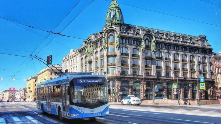 Общественный транспорт получил приоритет "зеленого света" на двух улицах Петербурга 