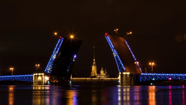 В дни Евро-2020 Дворцовый мост украсят тематической подсветкой 