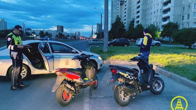 Сотрудники ДПС задержали парочку на скутерах без прав в Петербурге