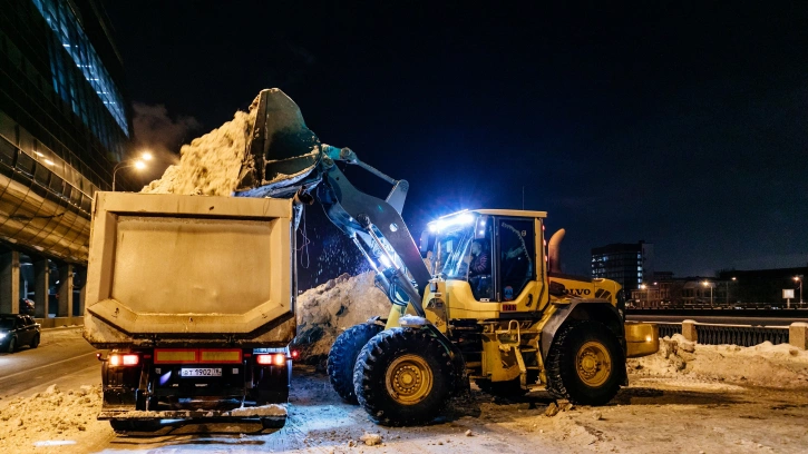 С начала зимы с улиц Петербурга вывезли более 2 млн кубометров снега 