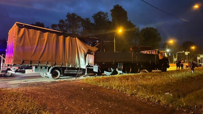 Фура врезалась в стоящий грузовик на трассе М-10 в Ленобласти