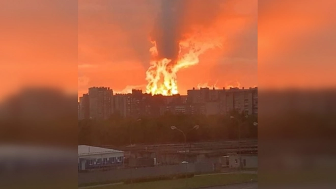 На Парашютной петербуржцы заметили необычный закат