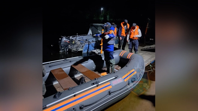 Спасатели Ленобласти эвакуировали трех мужчин из поврежденной лодки