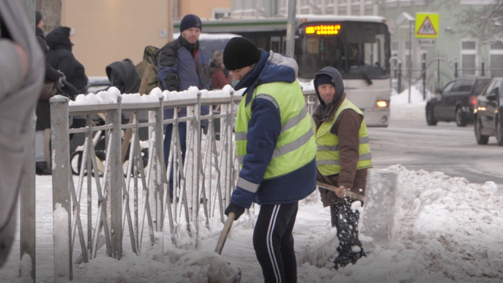 Центр Петербурга начали обрабатывать гранитной крошкой Центр Петербурга начали обрабатывать гранитной крошкой