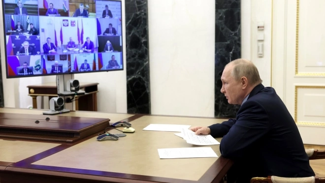 Читатели Le Figaro иронично отнеслись к диалогу Путина с Шольцем и Макроном