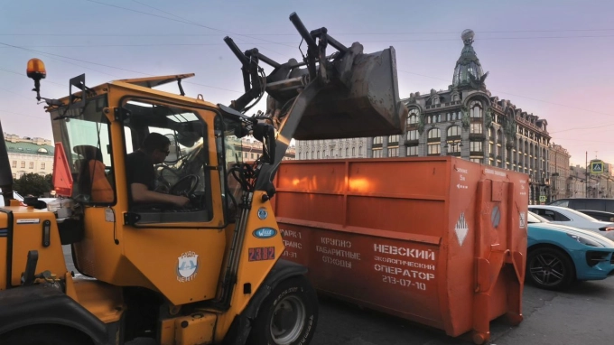 Из центра Петербурга вывезли 10 тонн мусора после 
