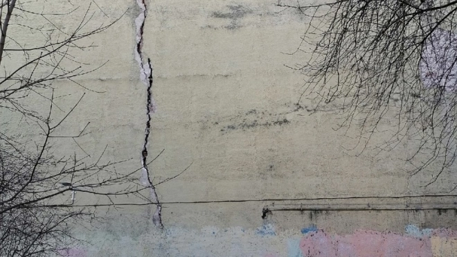 Огромная трещина появилась в стене дома на улице Черняховского