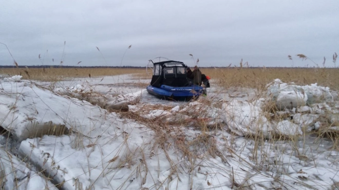 Пятеро рыбаков на аэролодке застряли во льду Ладожского озера