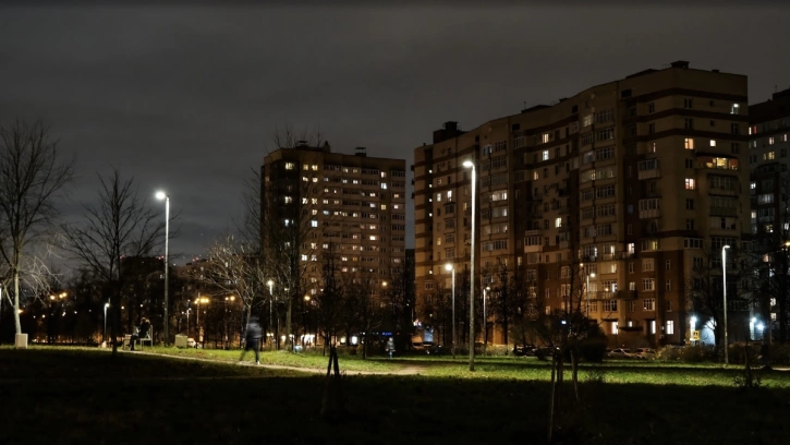 В зеленой зоне на улице Крыленко установили новое современное освещение 