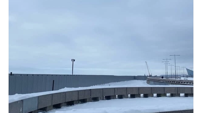 Береговую зону в Парке 300-летия Петербурга оградили забором