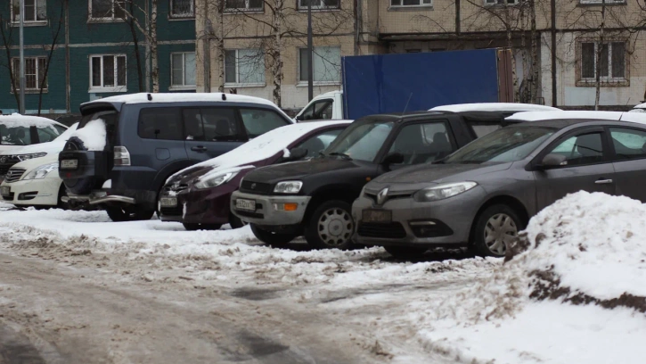 Более 400 петербуржцев оштрафовали за парковку на газонах