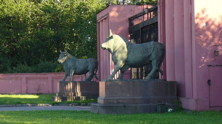 Стало известно, кому принадлежат бронзовые быки возле завода "Самсон"