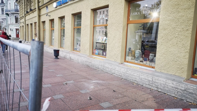Во время работ с дома на Невском проспекте посыпалась крошка облицовочного материала фасада