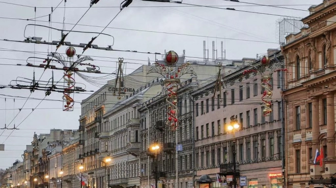В Петербурге начали украшать к Новому году Невский проспект