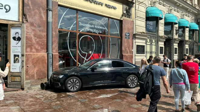 Стали известны подробности ДТП на Невском проспекте с иномаркой Audi