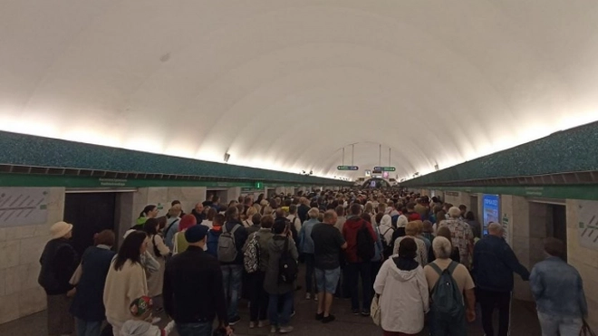 Станция метро "Василеостровская" не справляется с пассажиропотоком в День ВМФ