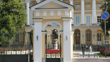 Смольный объявил аукцион на покупку 19 квартир для детей-сирот