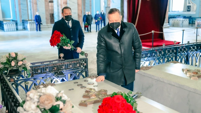 Александр Беглов возложил цветы к могиле Петра I в Петропавловской крепости
