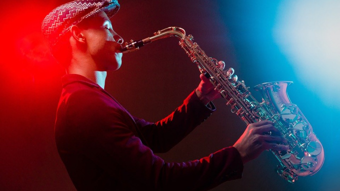 Саксофонист устроил импровизированный концерт на балконе в Сочи
