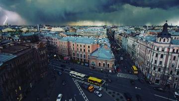 Гроза в Петербурге: в Приморском районе обрушился козырек. Обновлено