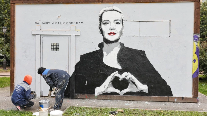 В Петербурге закрасили граффити с белорусской оппозиционеркой Марией Колесниковой