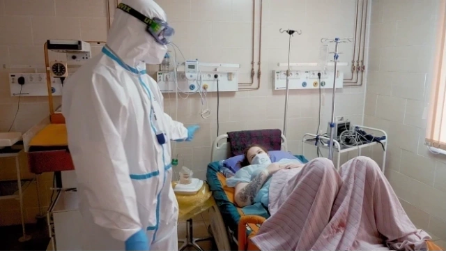 В Петербурге в больницах с ковидом и пневмониями находятся 8 тысяч 753 человека, из них 329 подключено к аппарату ИВЛ 