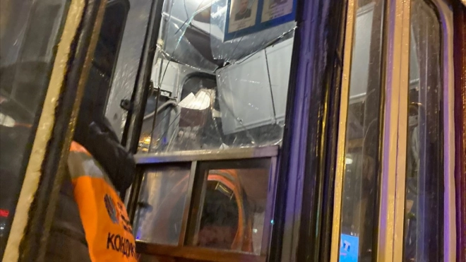 В Кировском районе дебошир разбил стекло в трамвае, пытаясь проникнуть в кабинку водителя
